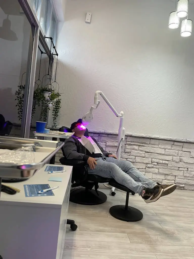 We Whiten Teeth Whitening