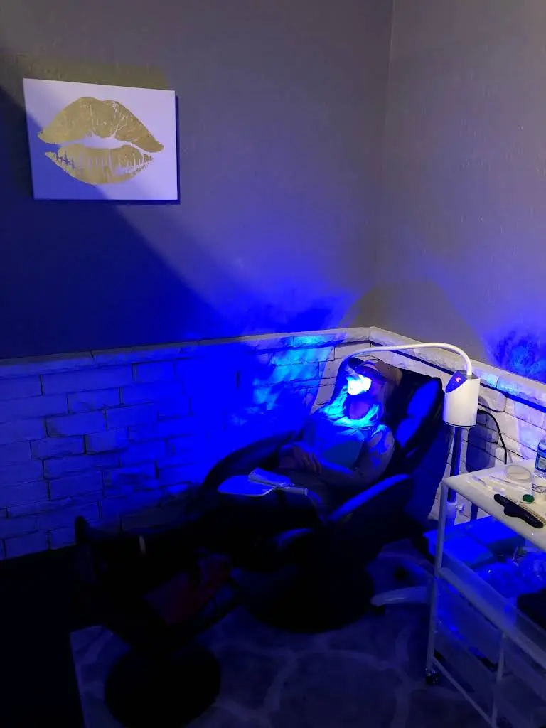 We Whiten Teeth Whitening