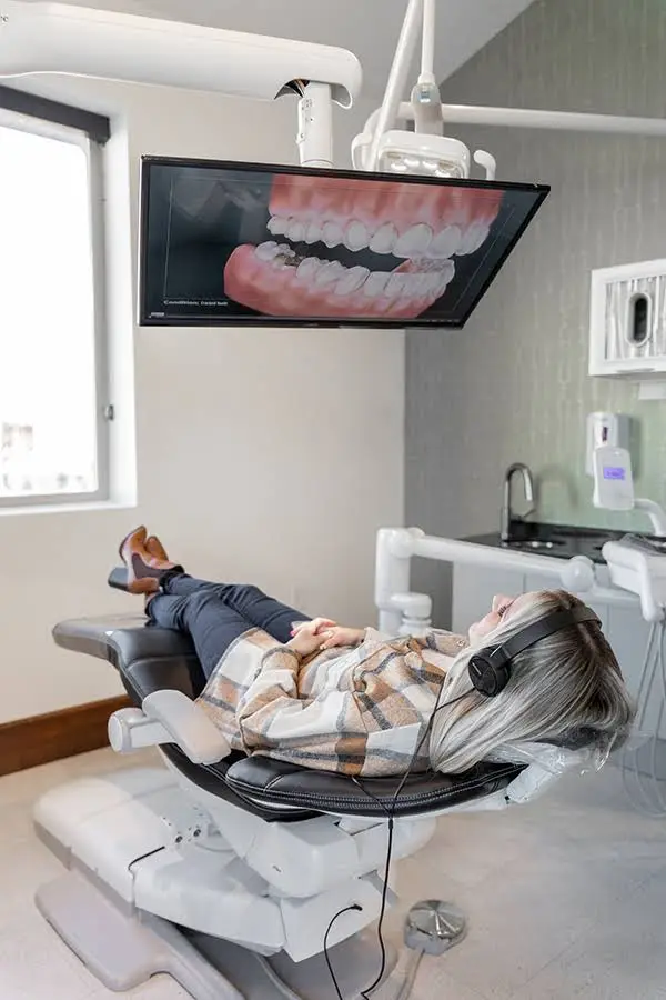THE ēSSENTIAL DENTIST