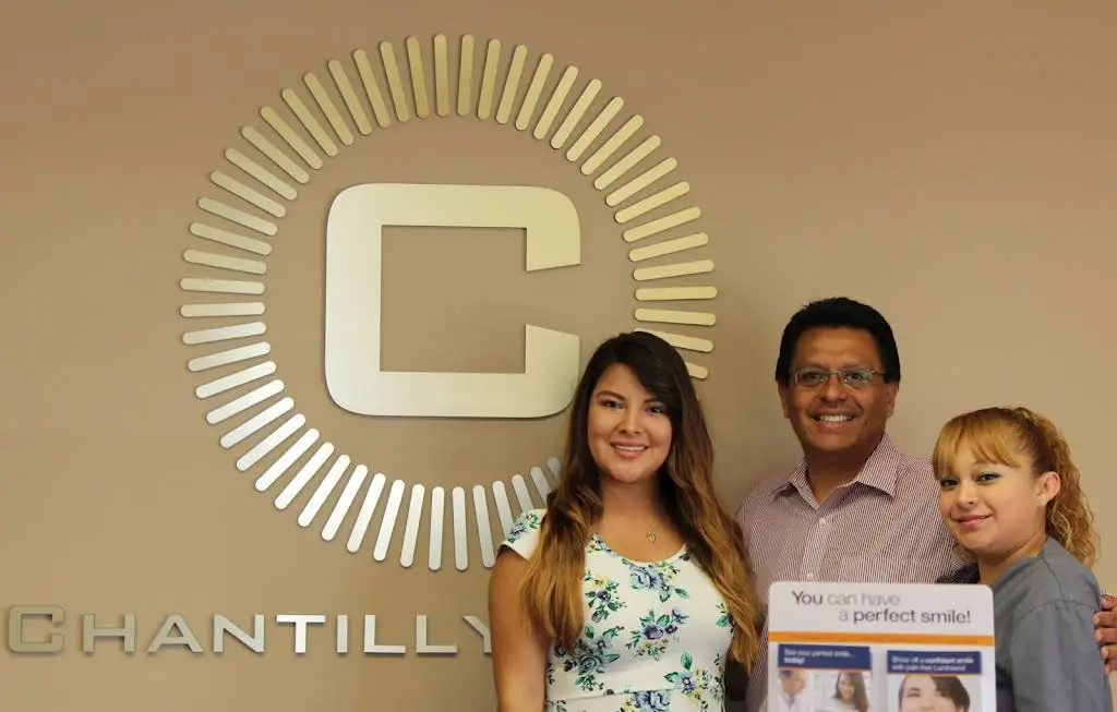 Chantilly Smiles: Claudio Urquiaga, DDS