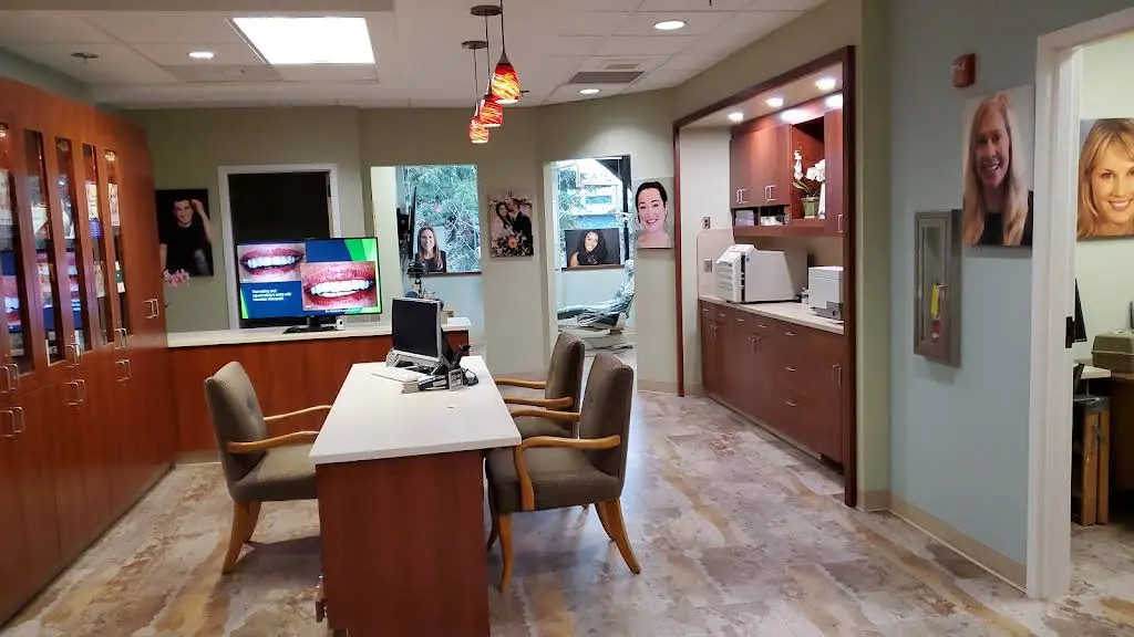 Aalam Samsavar, DDS, PS / International Institute of Cosmetic Dentistry
