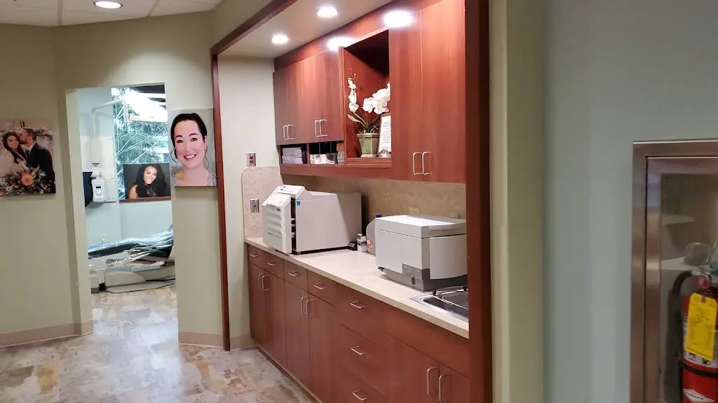 Aalam Samsavar, DDS, PS / International Institute of Cosmetic Dentistry