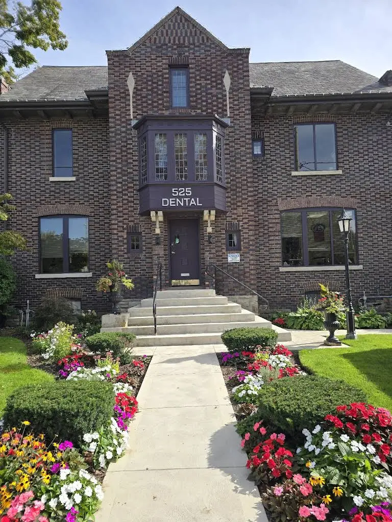 525 Dental - Professional dental clinic exterior with modern facilities