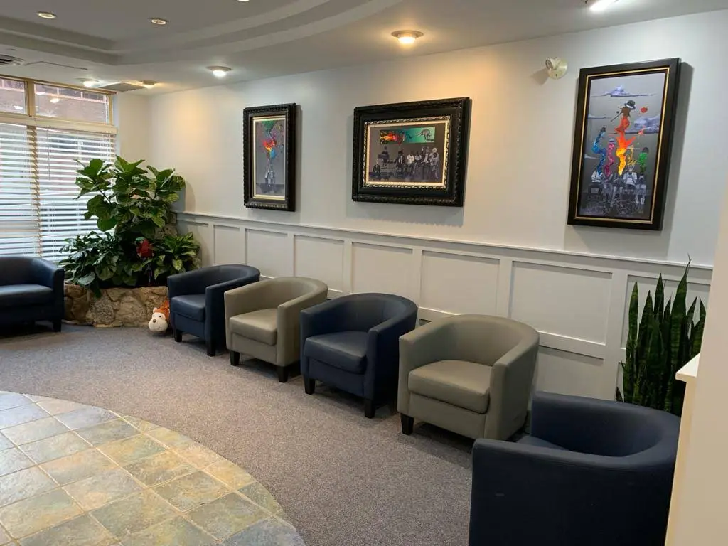 Tropical Orthodontics - Dr. Joel Schacher - Professional dental clinic exterior with modern facilities