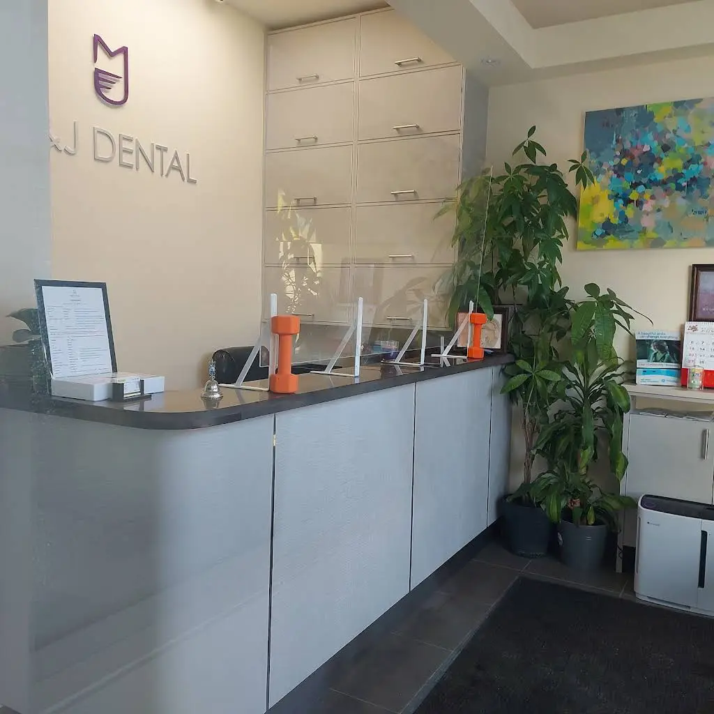 M&J Dental: Dr. Miranda Li 华西苑牙医诊所