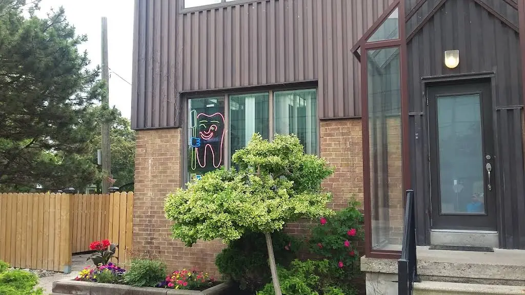 Dr. Altman Dentistry - Professional dental clinic exterior with modern facilities