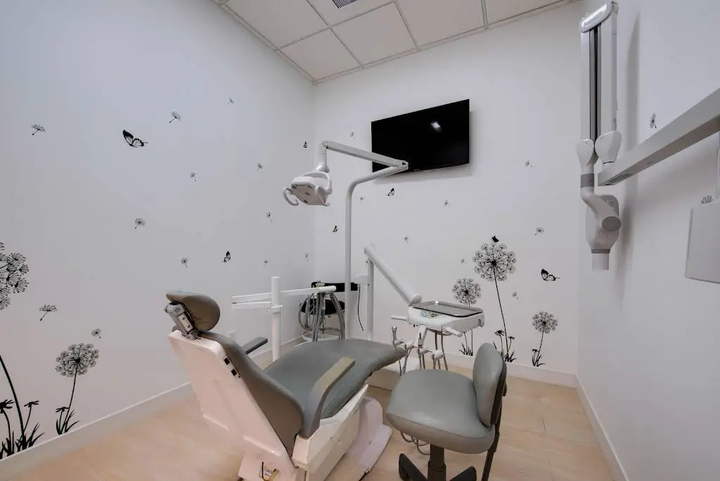 DAWSON DENTAL - Professional dental clinic exterior with modern facilities