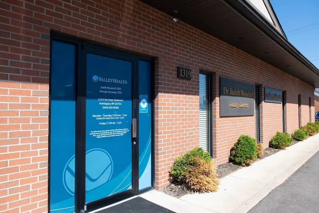 Valley Health - Huntington Dental - Professional dental clinic exterior with modern facilities