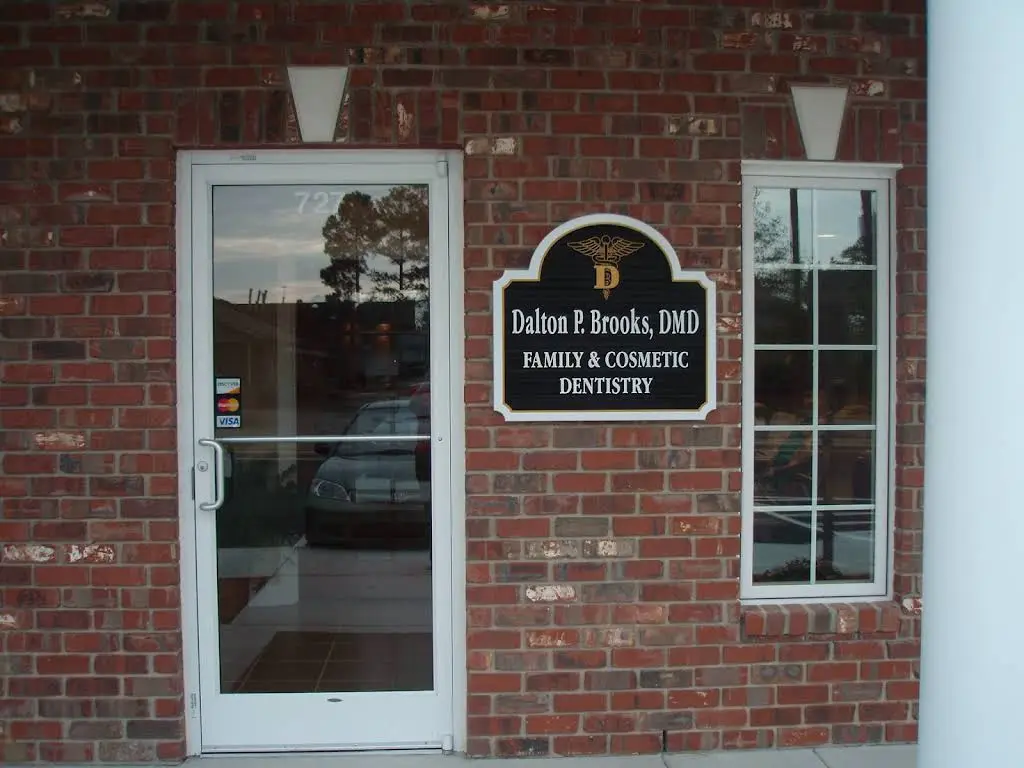 Dalton P. Brooks Family and Cosmetic Dentistry