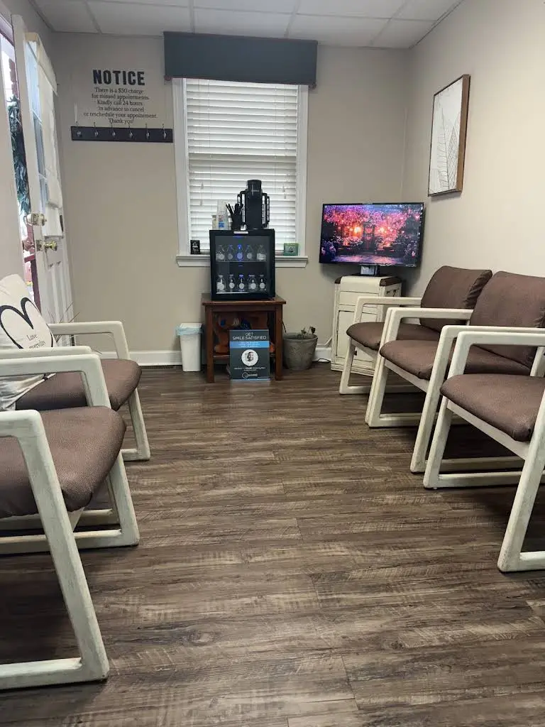 Loesberg Dental & Associates - Professional dental clinic exterior with modern facilities
