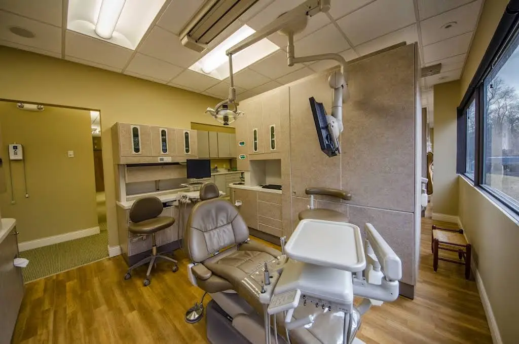 Brian M. Calhoon, DDS, PA / Calhoon Dental - Professional dental clinic exterior with modern facilities