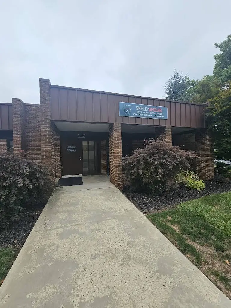 Skelly Smiles - Professional dental clinic exterior with modern facilities