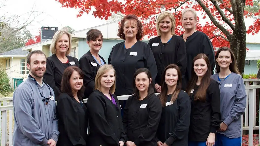 Kinston Dental Associates: Nicholson Brandon DDS - Professional dental clinic exterior with modern facilities