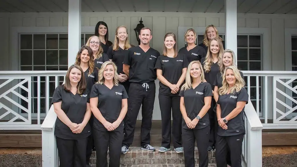Crescent Family and Cosmetic Dentistry - Professional dental clinic exterior with modern facilities