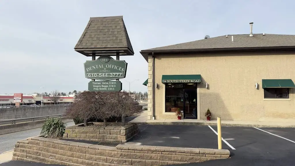 Lee Dental Associates, Ltd. - Professional dental clinic exterior with modern facilities