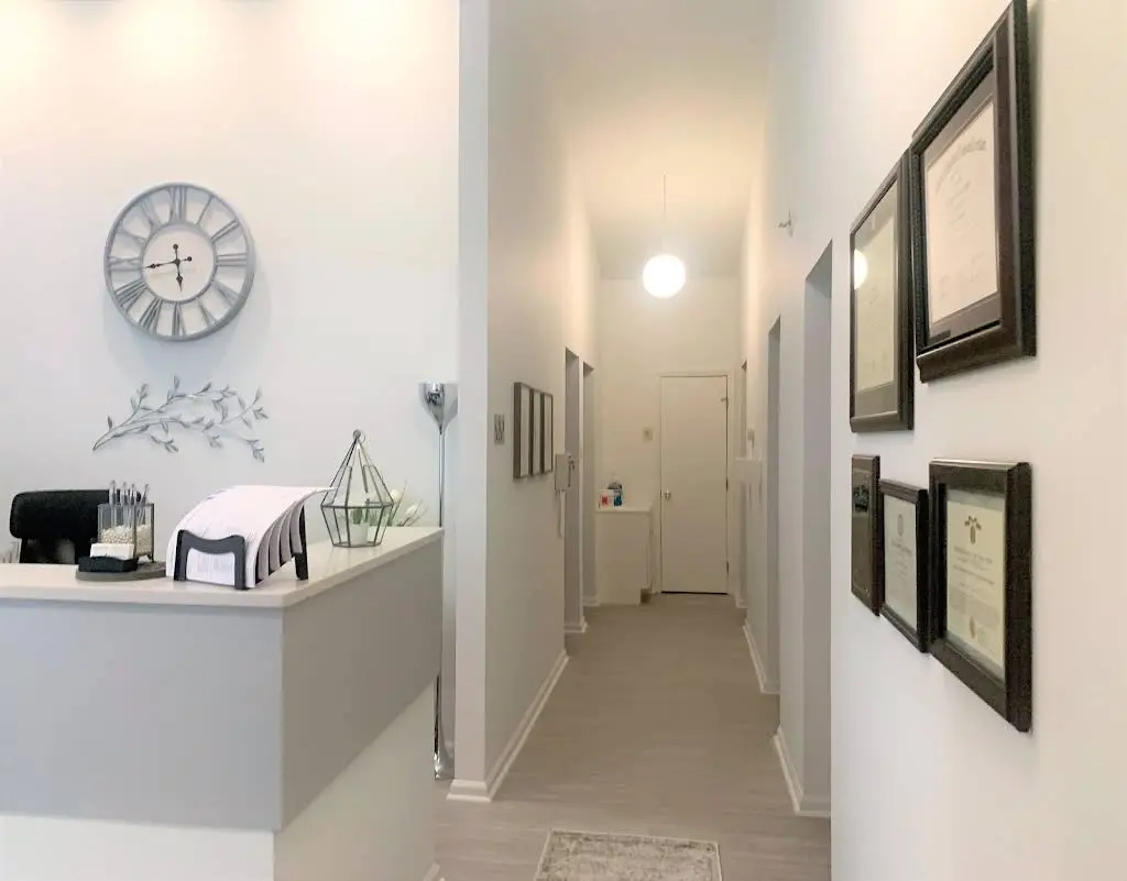 Lanning Endodontics LLC, Kelly R Lanning, DMD - Professional dental clinic exterior with modern facilities