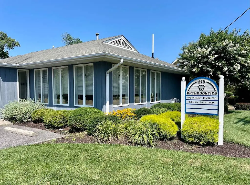Stavisky Orthodontics - Pennsville - Professional dental clinic exterior with modern facilities
