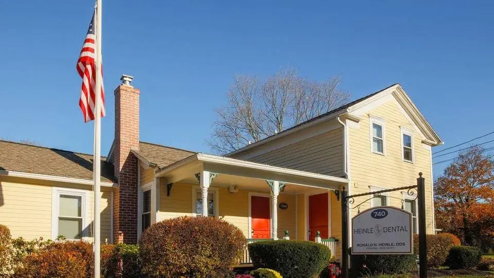 Heinle Dental - Professional dental clinic exterior with modern facilities