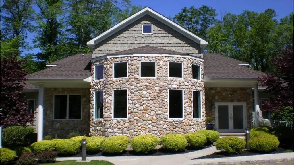 Seidner Dentistry & Associates - Professional dental clinic exterior with modern facilities