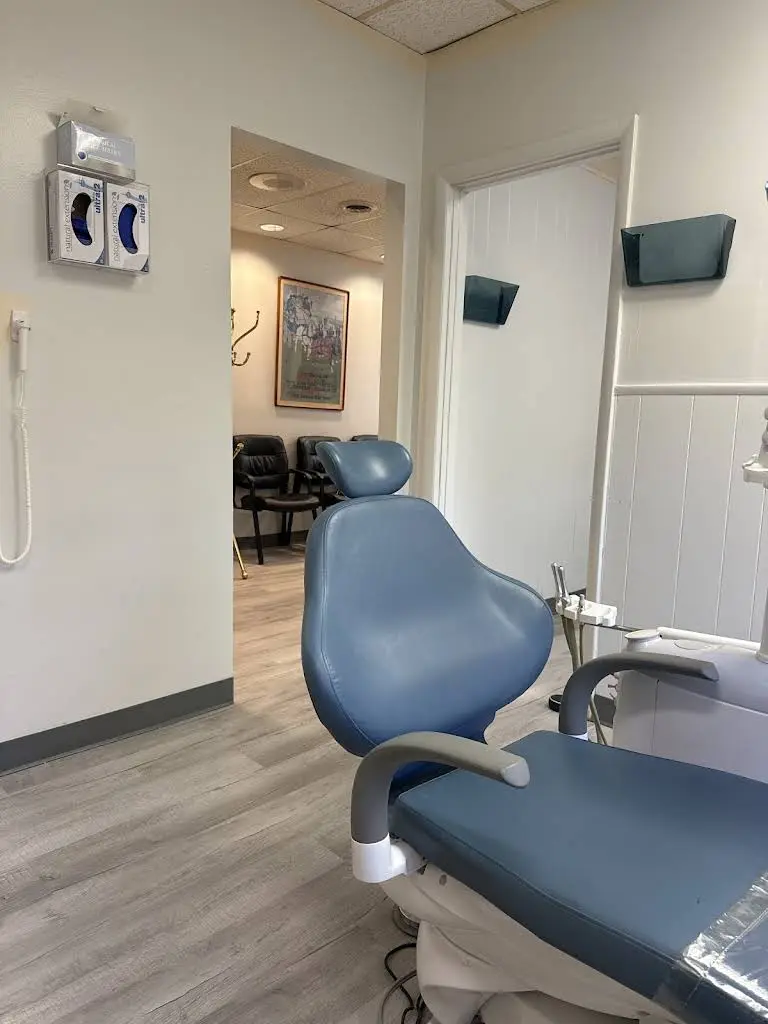 Solange Lora Dentistry - Professional dental clinic exterior with modern facilities