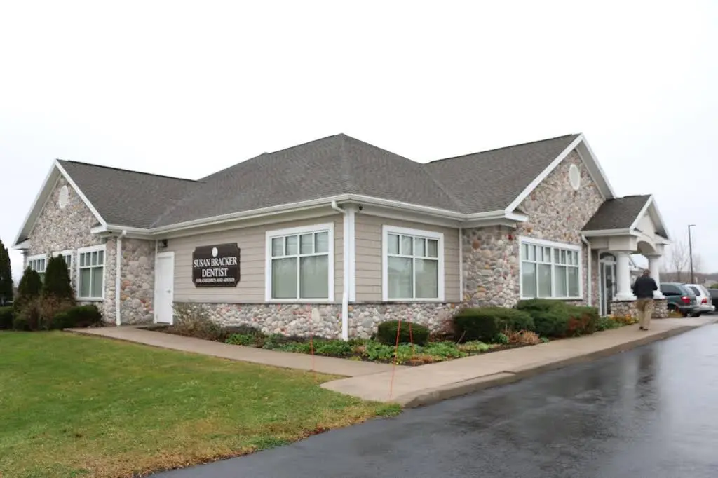 Susan Bracker, DDS - Professional dental clinic exterior with modern facilities