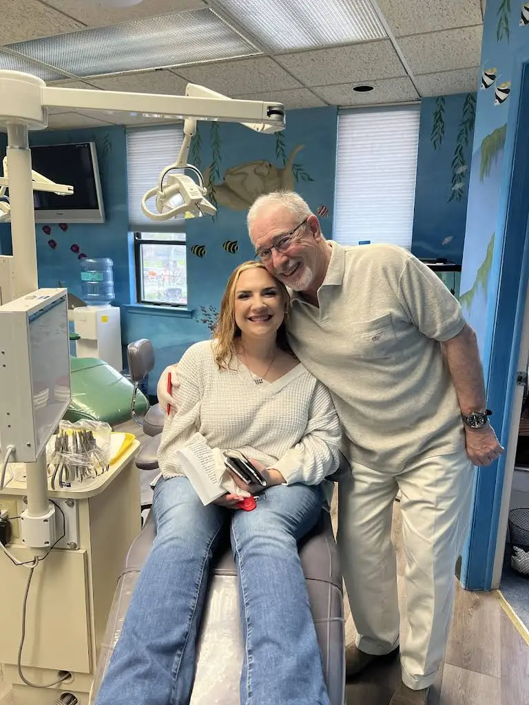 Howard B. Bobrow, DMD, PA - Professional dental clinic exterior with modern facilities
