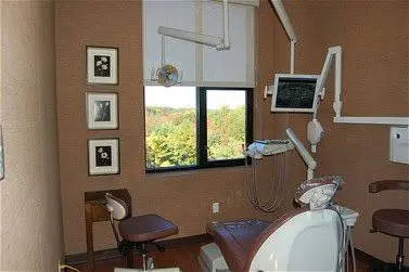 Dr. Tom DiStefano DMD / Warren Ridge Dental - Professional dental clinic exterior with modern facilities