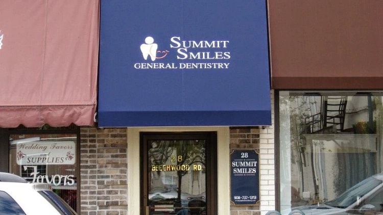 Summit Smiles - Professional dental clinic exterior with modern facilities