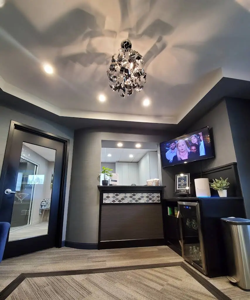 Platinum Endodontics - Professional dental clinic exterior with modern facilities