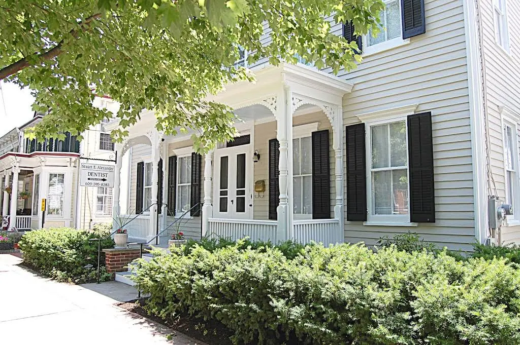 Stuart E. Alexander, D.M.D. - Professional dental clinic exterior with modern facilities