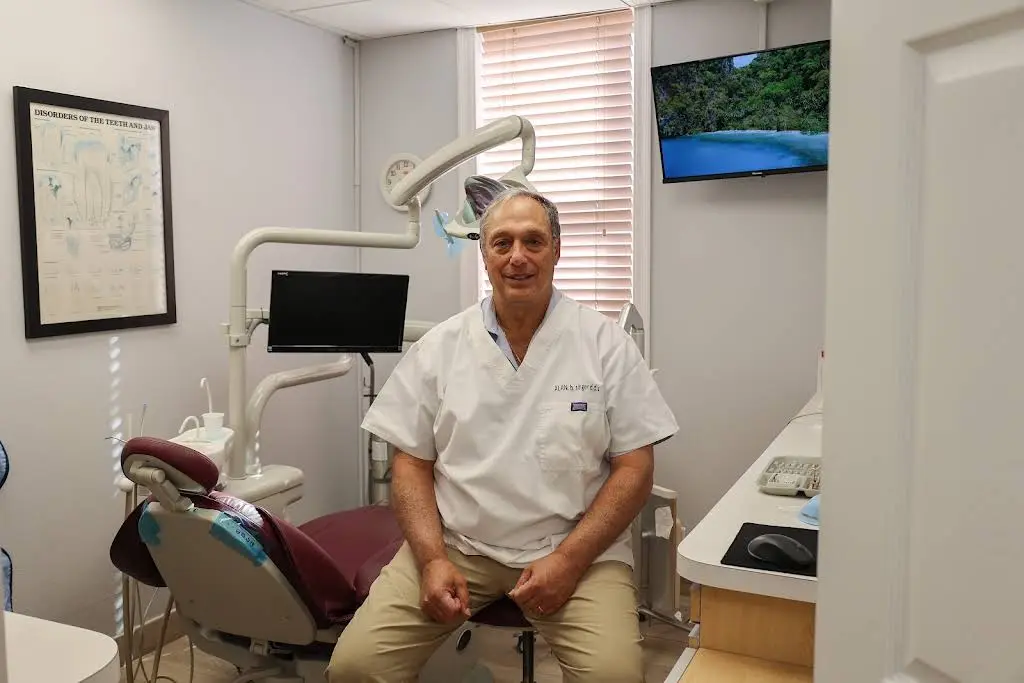 Alan B. Singer, DDS - Professional dental clinic exterior with modern facilities