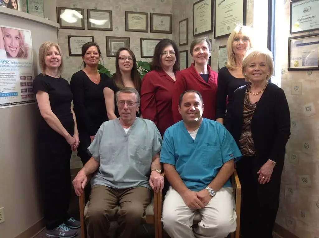 Robbins & Robbins Dentistry - Professional dental clinic exterior with modern facilities