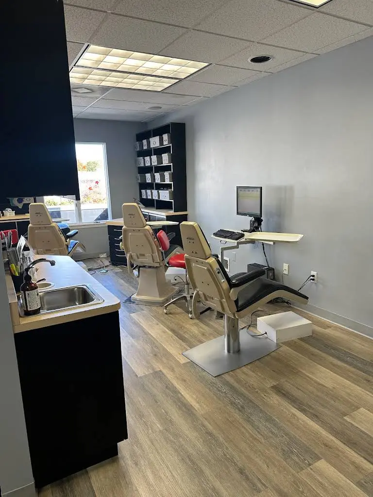 Leizer Orthodontics - Professional dental clinic exterior with modern facilities