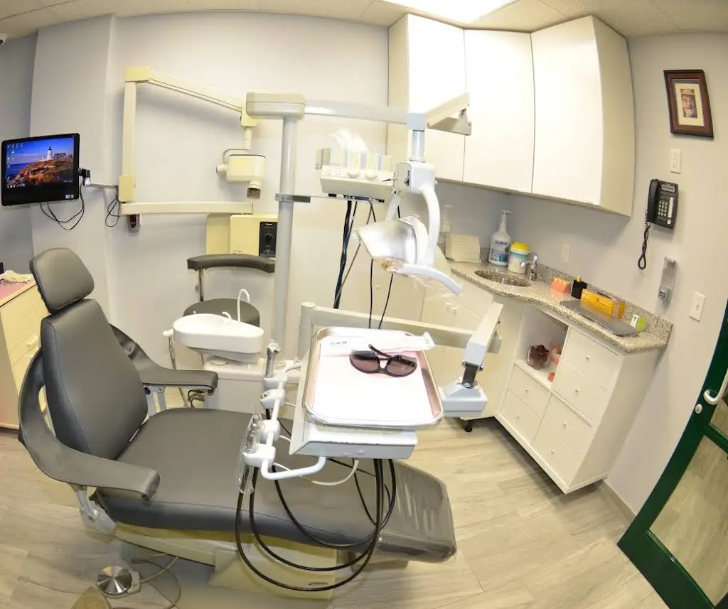 Vomar Dental Center / Dr. Victor M. Benet DDS - Professional dental clinic exterior with modern facilities