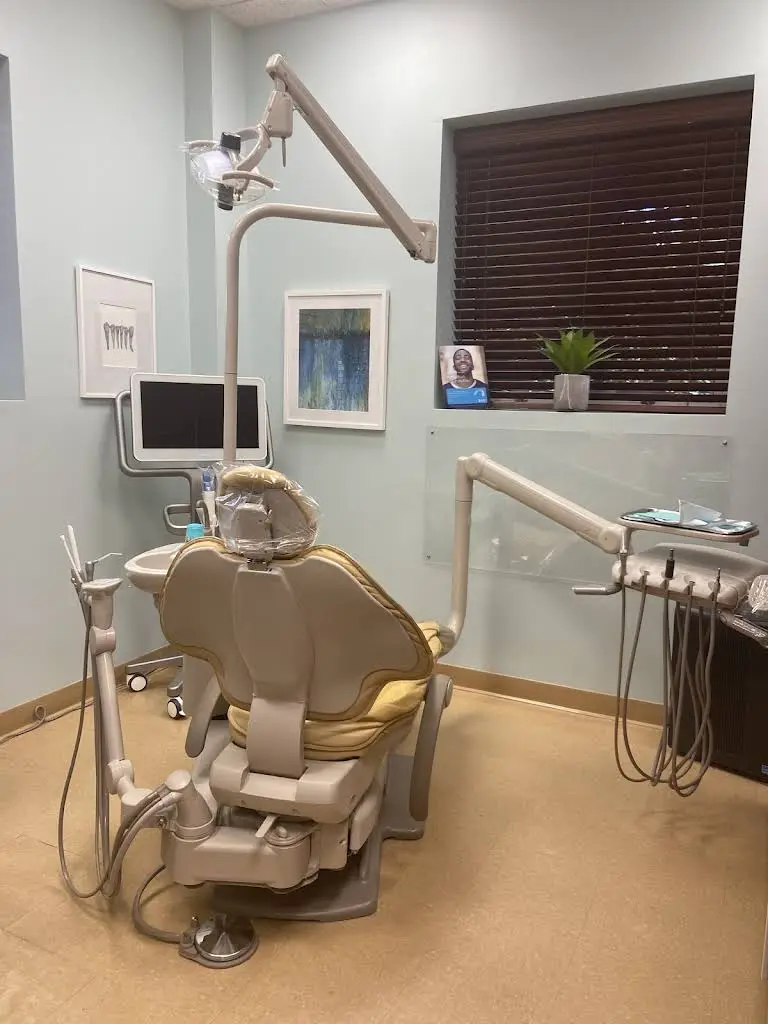 Pinadella Dental - Professional dental clinic exterior with modern facilities