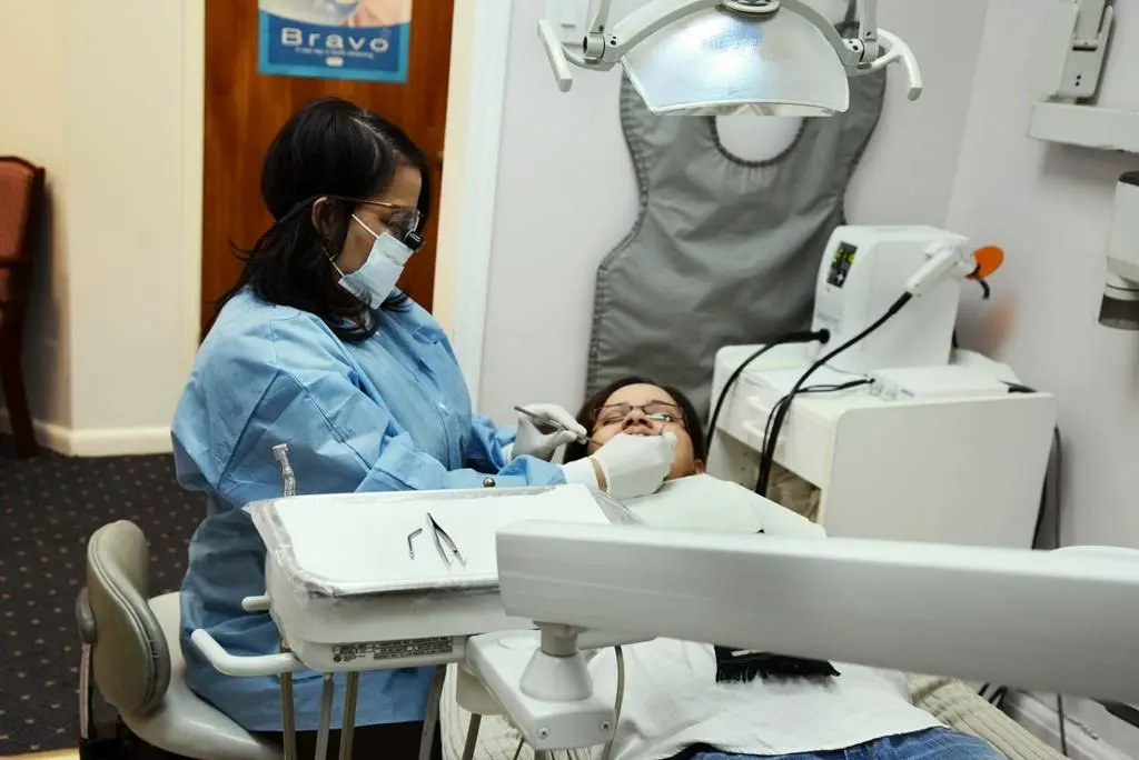 Dentista Hispana - Professional dental clinic exterior with modern facilities