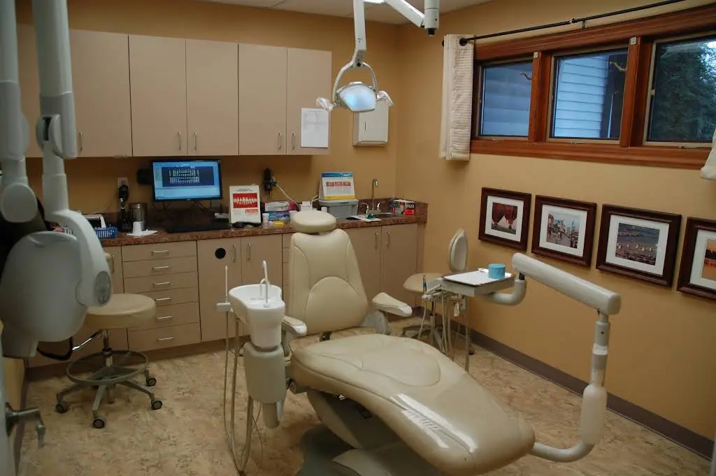 Brian M. Furie, DMD, LLC - Professional dental clinic exterior with modern facilities