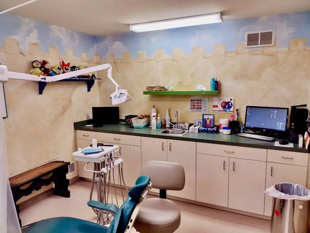 Tender Smiles 4 Kids - Professional dental clinic exterior with modern facilities
