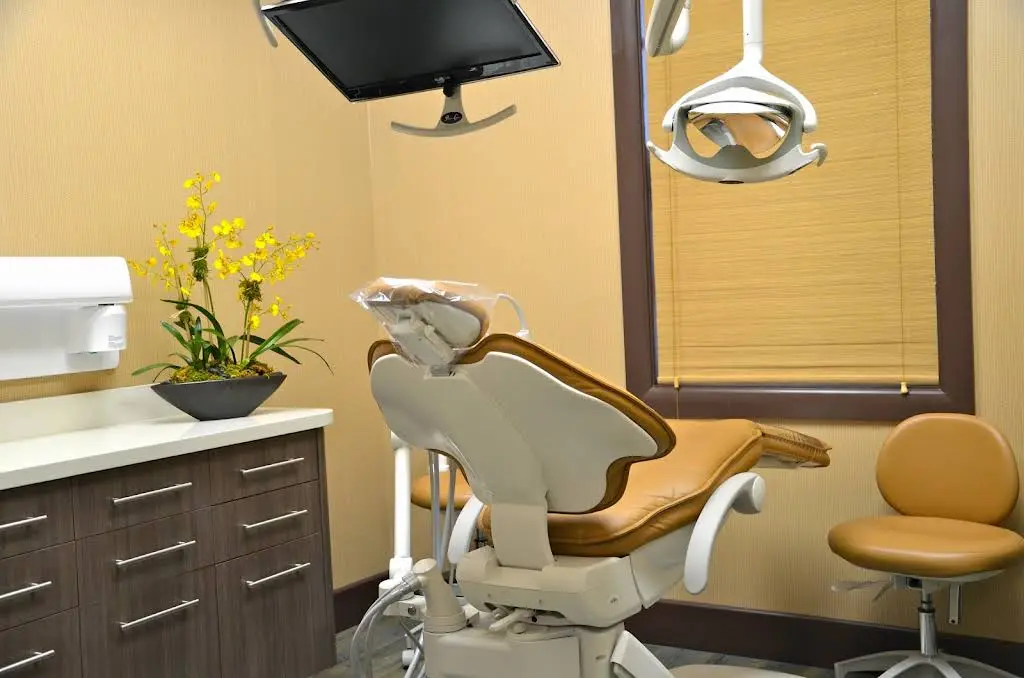 Tammy Roz, DDS - Professional dental clinic exterior with modern facilities