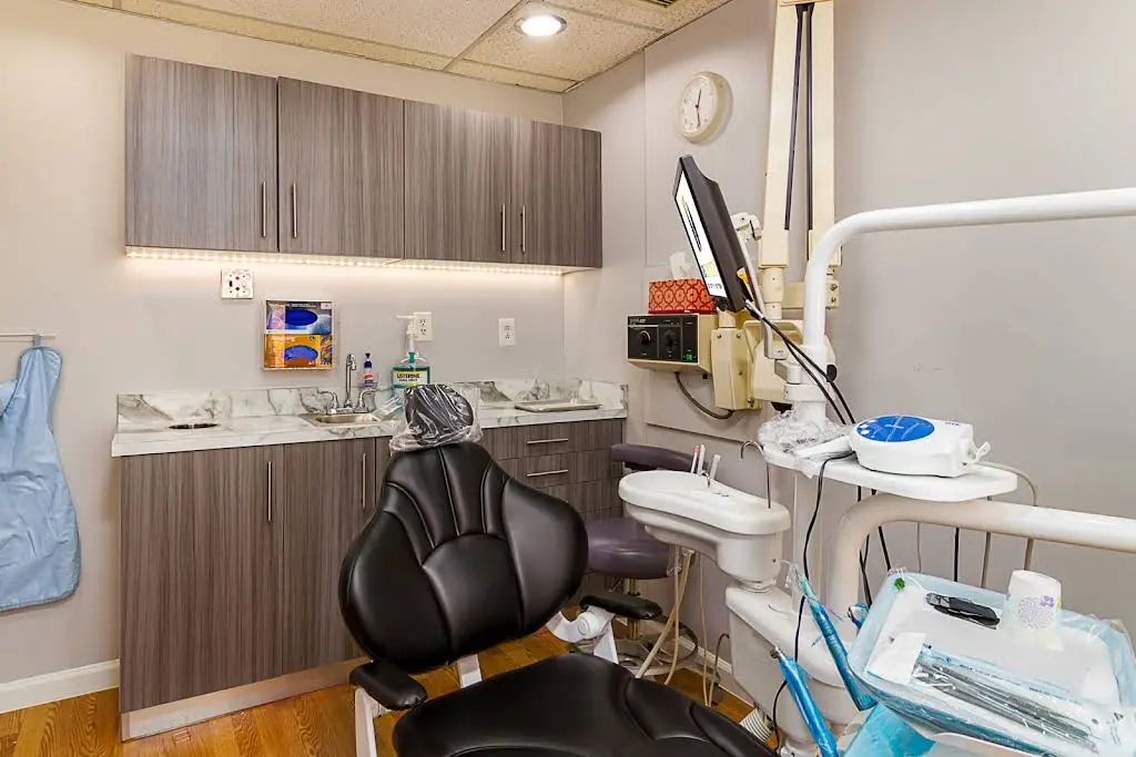 Yen Dentistry and Implantology - Professional dental clinic exterior with modern facilities