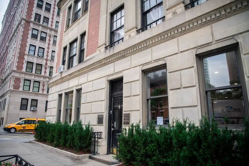 Park Smiles NYC Cosmetic Dentistry - Professional dental clinic exterior with modern facilities
