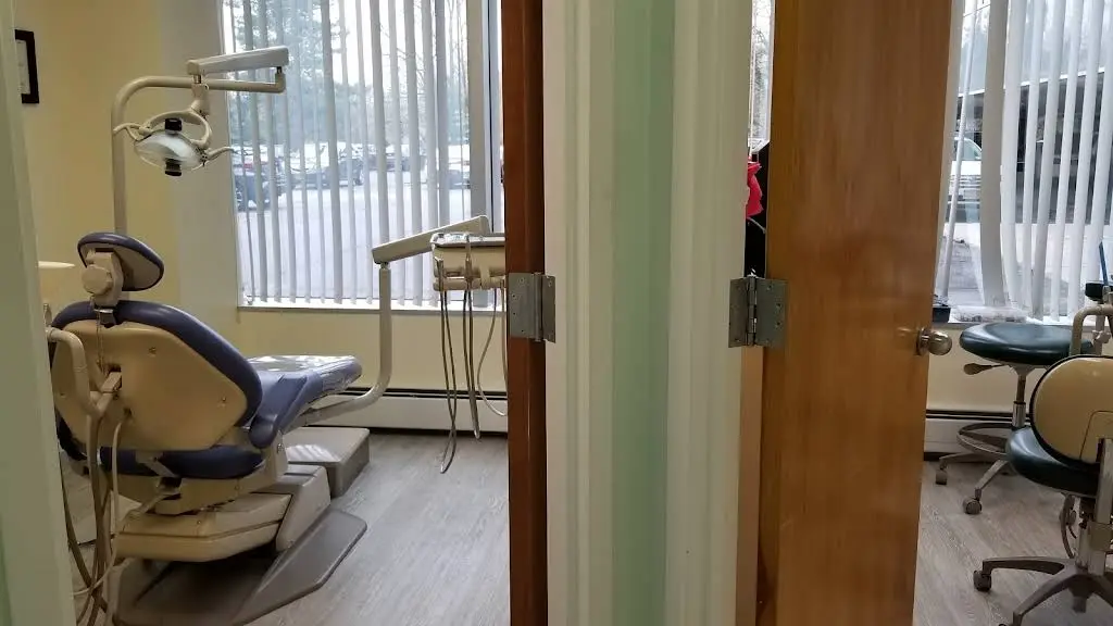 Heidi N. Zuckerman, DMD - Great Neck Dentist - Professional dental clinic exterior with modern facilities