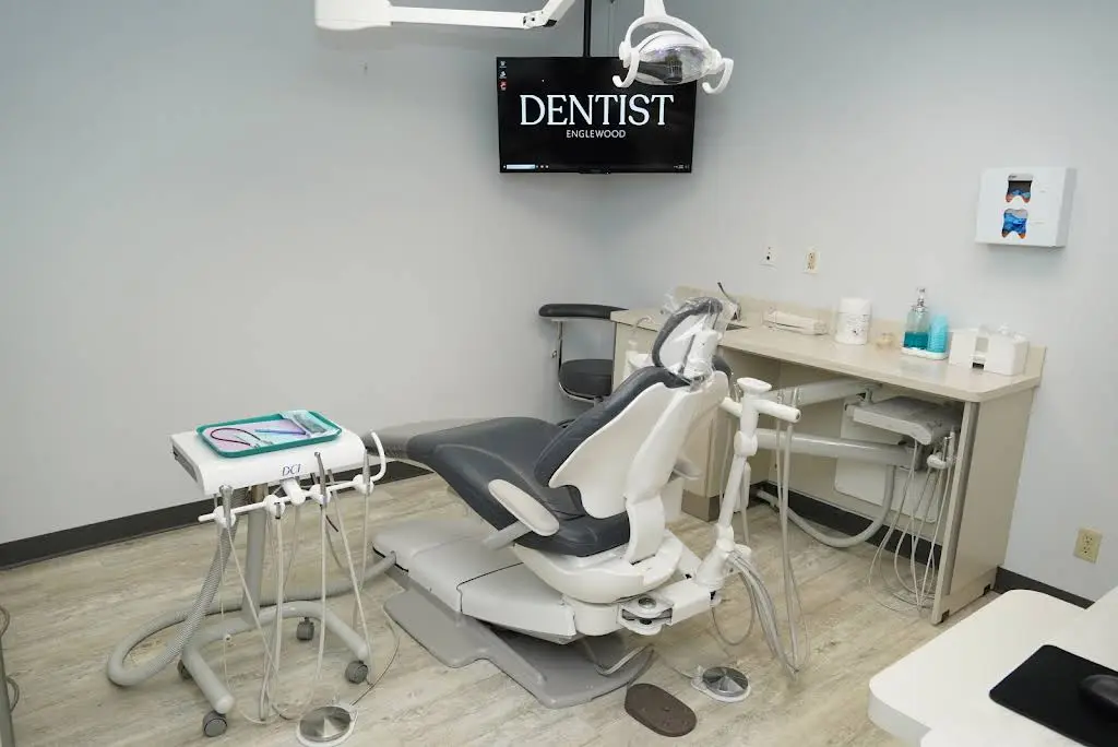 The Town Dentist: Englewood Emergency Dental and Implant Center - Professional dental clinic exterior with modern facilities