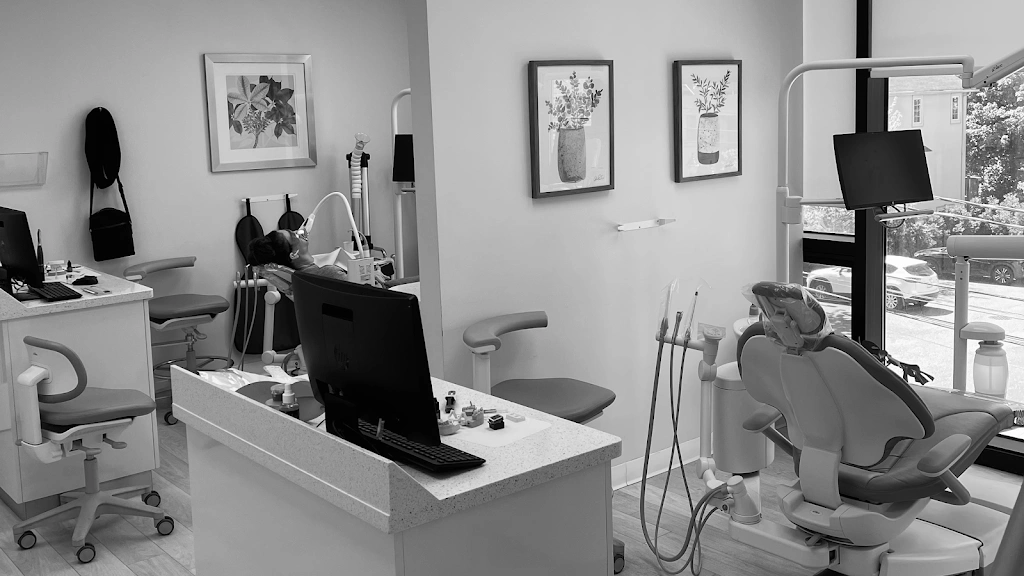 FORT LEE DENTAL GROUP - Professional dental clinic exterior with modern facilities