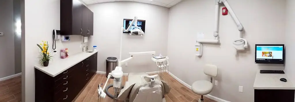 Dee Dental, PLLC - Professional dental clinic exterior with modern facilities