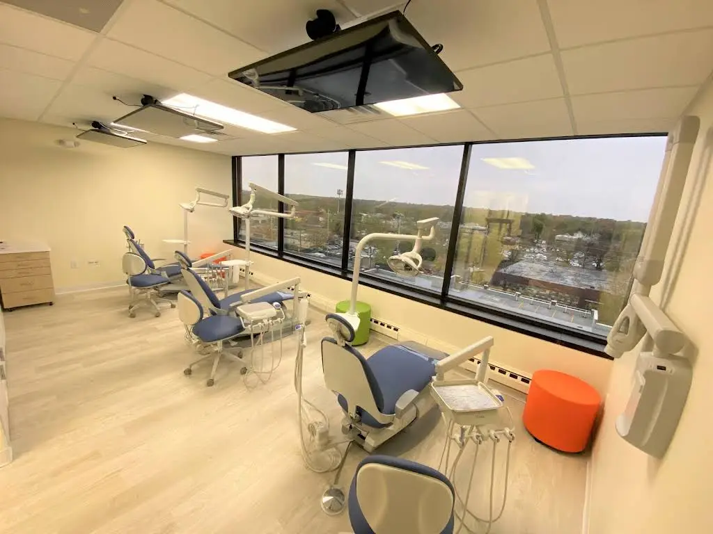 Englewood Pediatric Dentistry - Professional dental clinic exterior with modern facilities