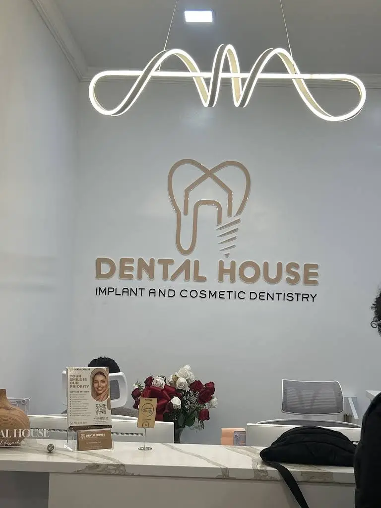 Dental House - Implant and Cosmetic Dentistry - Professional dental clinic exterior with modern facilities