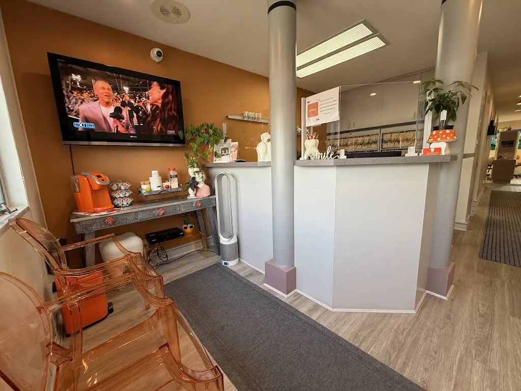 Dr. Laleh Tavabi Dental Practice - Professional dental clinic exterior with modern facilities