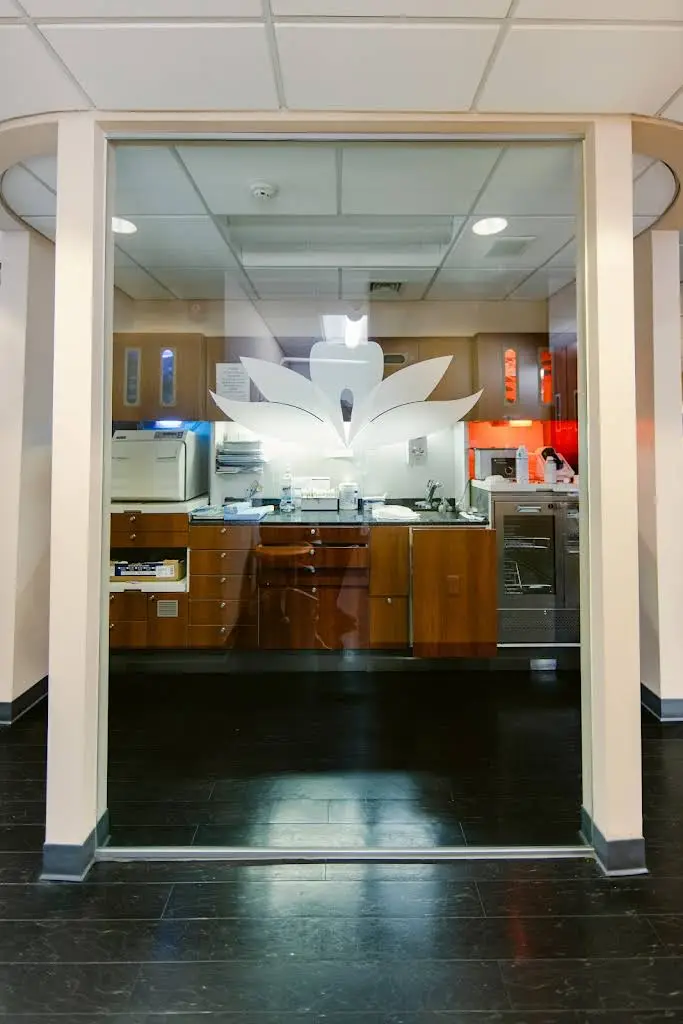 Oliveira & Cardo Dental - Professional dental clinic exterior with modern facilities