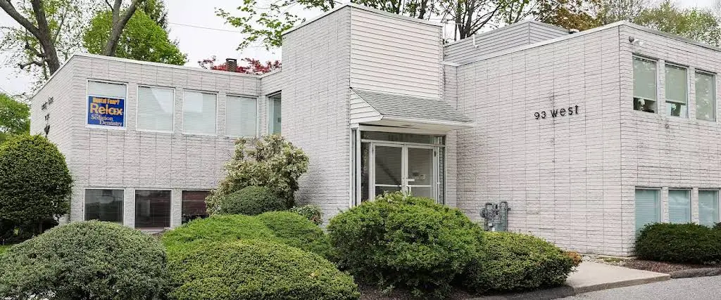 Danbury Smiles - George L Landress, DDS, MAGD - Professional dental clinic exterior with modern facilities